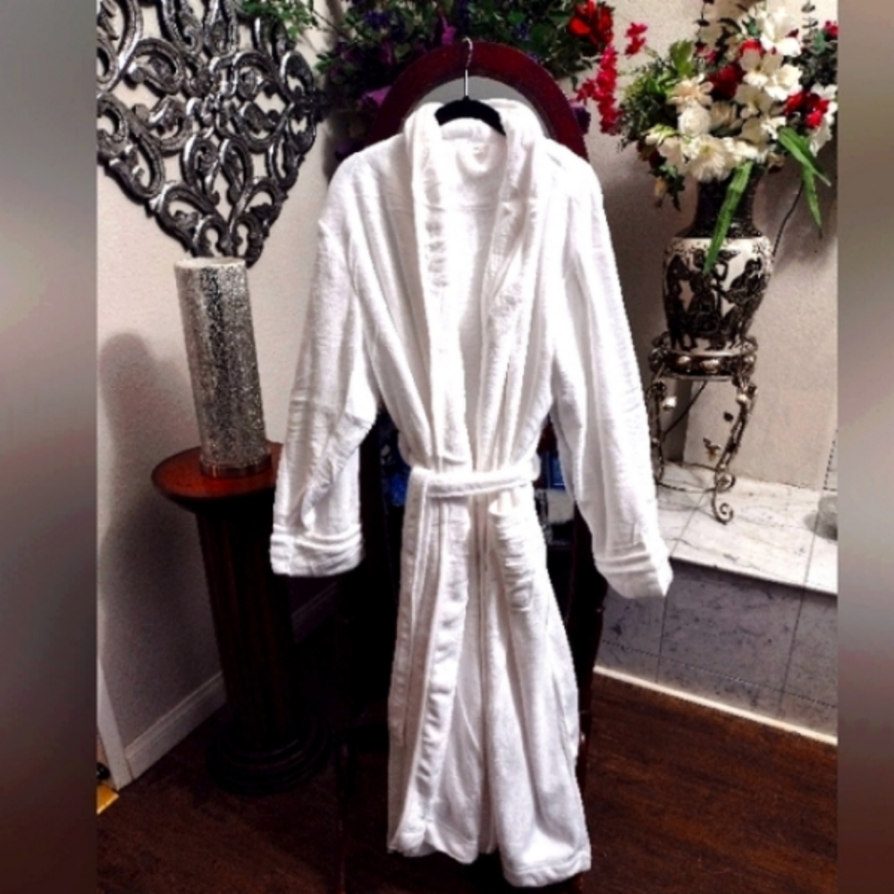 Brand New!!!😍⭐😍  Beautiful white robe.